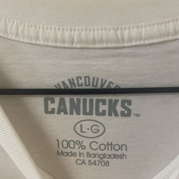 Official NHL Team Vancouver Canucks Autographed T-Shirt Malhotra & Hamhuis - Picture 3 of 5